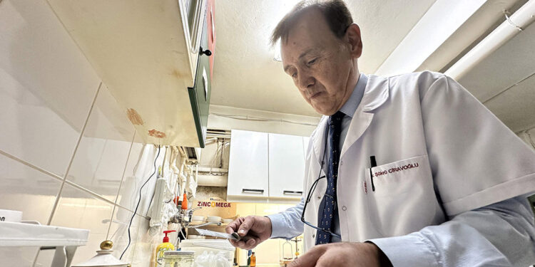 Eczanesinde 42 yıldır ‘majistral ilaç’ yaparak hastalara şifa oluyor