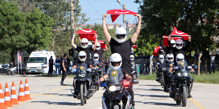 Edirne'de eğitimlerini tamamlayan Yunus timlerinden güvenli sürüş gösterisi