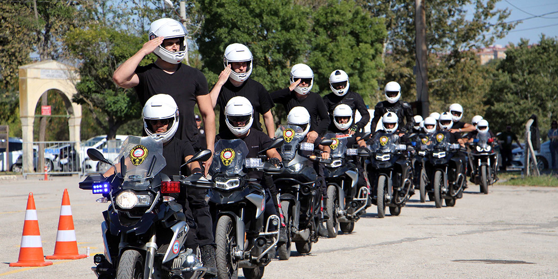Edirne'de eğitimlerini tamamlayan Yunus timlerinden güvenli sürüş gösterisi