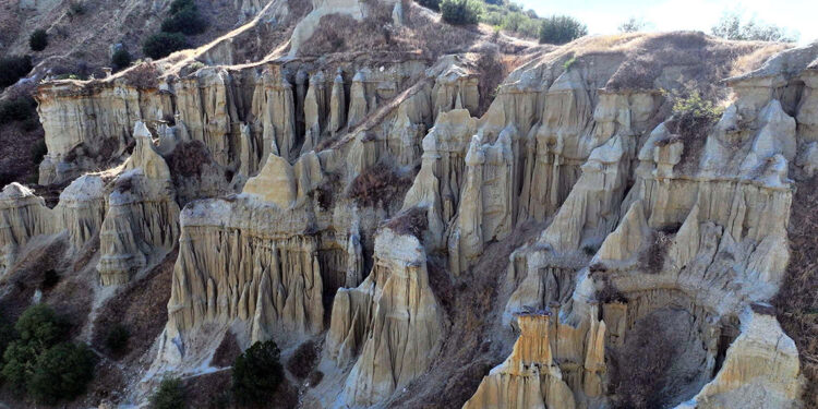 Ege'nin Kapadokya'sı Kula Peribacaları hayran bırakıyor