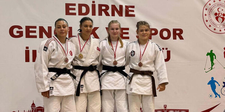 Ekin İtmeç ve Aybüke Gül, judonun yıldızları oldu