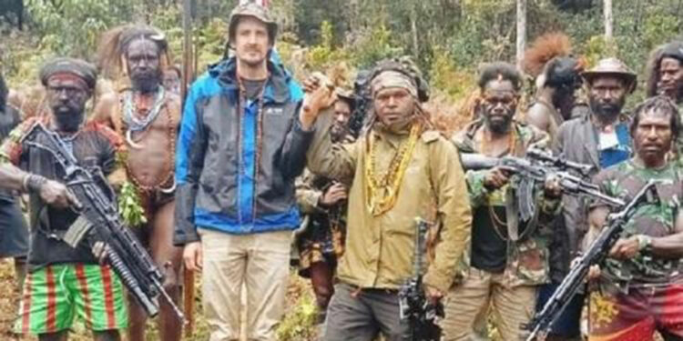 Endonezya’da rehin tutulan Yeni Zelandalı pilot serbest bırakıldı