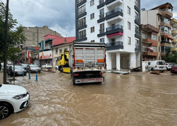 Erdek'te sağanak ve fırtına; balıkçı tekneleri karaya vurdu, yollar göle döndü