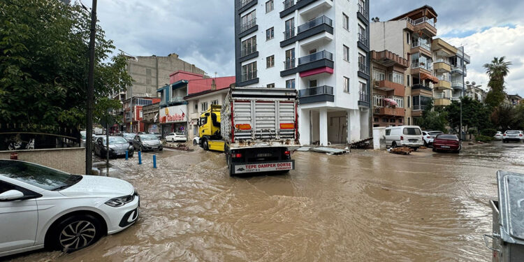 Erdek'te sağanak ve fırtına; balıkçı tekneleri karaya vurdu, yollar göle döndü