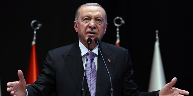 Erdoğan: Sayın Özel'in millete özür borcu olduğuna inanıyoruz
