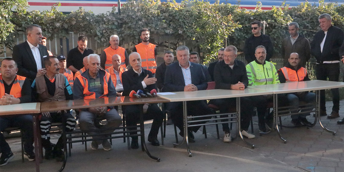 Türkiye İşçi Sendikaları Konfederasyonu (TÜRK-İŞ) Genel Başkanı Ergün Atalay, Ankara'da demir yolu işçileri ile bir araya geldi. Atalay, "1,5 sene evvel bir sözleşme yaptık, sözleşmede aldığımız ücret 6 ayda eridi. Şu anda öyle bir noktadayız ki 40 senedir böyle bir sıkıntı hatırlamıyorum" dedi.