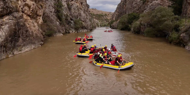 Erzincan'da Gaziler Gününe özel rafting etkinliği