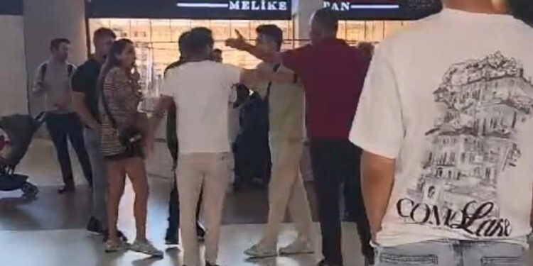 Eski eşini ve ve sevgilisini havalimanında gören adam çılgına döndü