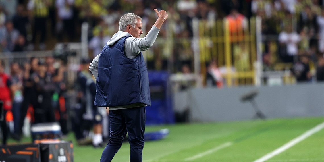 Fenerbahçe Teknik Direktörü Jose Mourinho, “İlk yarıda onların baskılarını kıramadık. İki kanattan yeteri kadar gelemedik. İlk golden sonra bu durum değişti. İkinci yarıya iyi başladık. Pozisyonlar ürettik. 2-0’dan sonra maçın bittiğini düşündük ama maç hakem düdüğü çaldığı zaman bitiyor. Son dakikaları kendimiz için biraz zora soktuk” dedi.