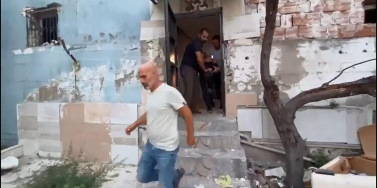 Firari hükümlü saklandığı metruk binada yakalandı