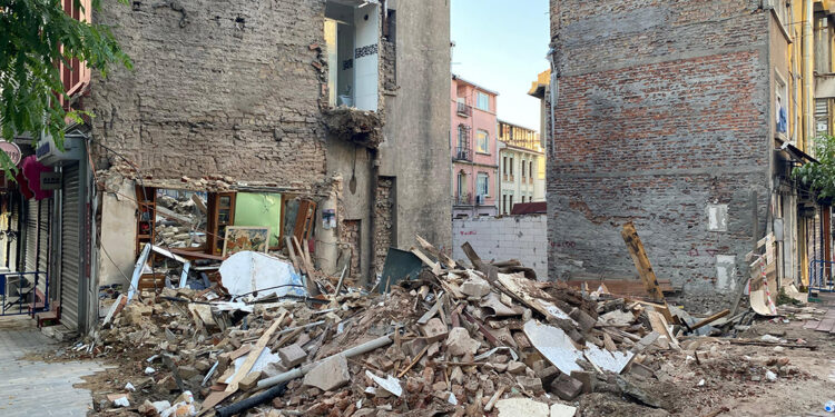 Fatih'te 3 katlı metruk bina çöktü: 1 yaralı