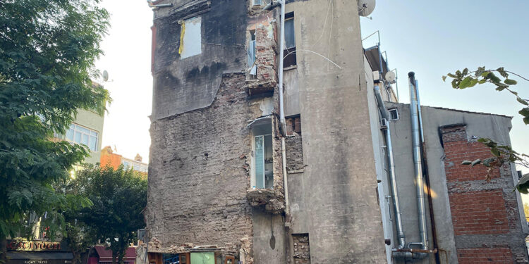 Fatih'te çöken metruk bina havadan görüntülendi