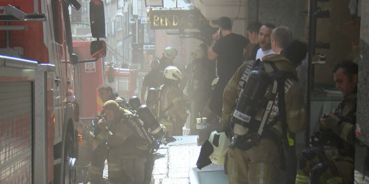 Fatih'te otelde yangın: 1 kişi dumandan etkilendi