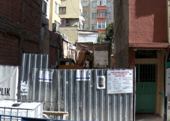 Fatih'te temel kazısı sırasında apartmanın duvarı yıkıldı; bitişiğindeki bina yan yattı