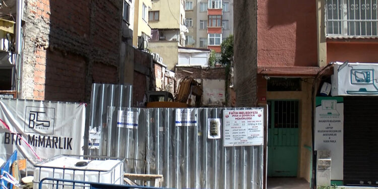 Fatih'te temel kazısı sırasında apartmanın duvarı yıkıldı; bitişiğindeki bina yan yattı