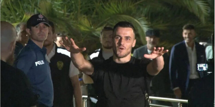 Filip Kostic, Fenerbahçe için İstanbul'a geldi