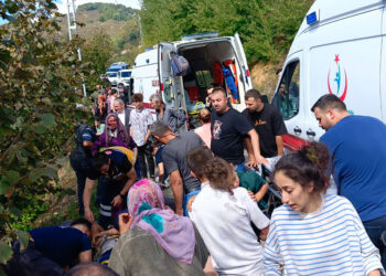 Fındık işçilerini taşıyan minibüs uçuruma devrildi: 5'i çocuk 15 yaralı