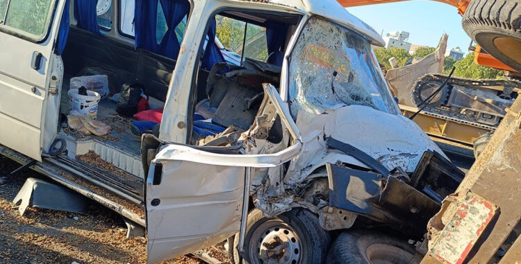 Fıstık işçilerini taşıyan minibüs, traktöre çarptı; 12 yaralı