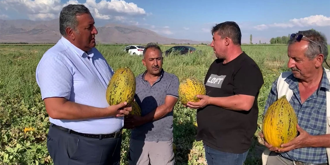 CHP Niğde Milletvekili ve Tarım, Orman ve Köyişleri Komisyonu Üyesi Ömer Fethi Gürer, "Çiftçinin tarlası ürün doldu taştı, cebi boş kaldı. Üretici kavunu yetiştirdi, borca yetişemedi” dedi.