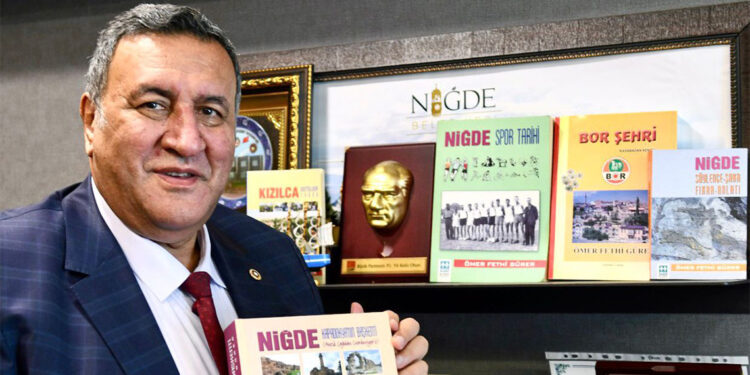 Niğde'de tarihi konutlar da göçüyor