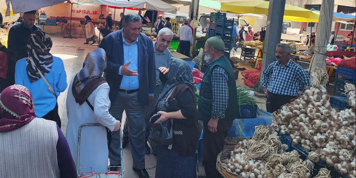 Chp niğde milletvekili ömer fethi gürer, pazarda vatandaşların sorunlarını dinledi. Gürer, “bor pazarında bamya 140 tl, domates 35 tl, salatalık 70 tl. Tarla ile pazar tezgahı arasında fiyatlar zıplıyor” dedi.