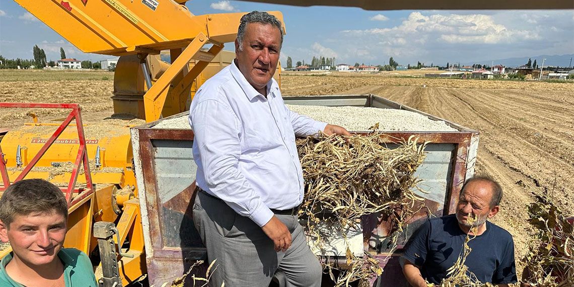 CHP Niğde Milletvekili Ömer Fethi Gürer Niğde Ovacık Köyünde kuru fasulye hasadı yapan çiftçileri ziyaret etti. Gürer: “Tarlada, ithalatta, markette kuru fasulye fiyatları arasında uçurum var” dedi.