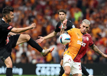 İlk golde bir el olduğunu düşünüyorum