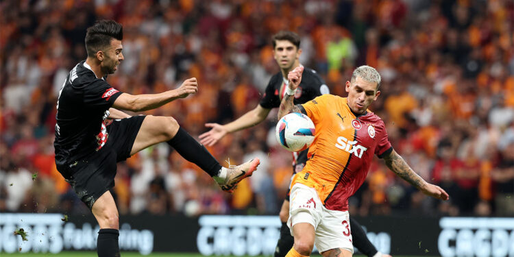 İlk golde bir el olduğunu düşünüyorum