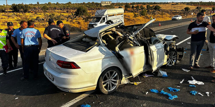 Gaziantep'te otomobil kamyonun altına girdi; 2 kardeş öldü