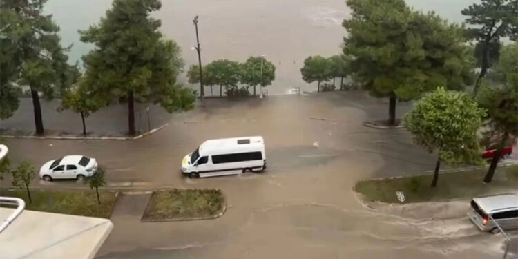 Giresun'da sağanak; cadde ve sokaklar suyla doldu
