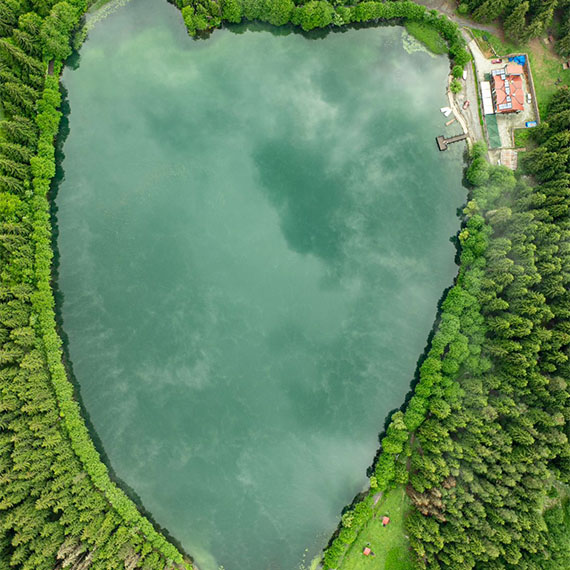 Artvin'in 'Sakin Şehir' ünvanlı Şavşat ilçesinde doğal güzellikleriyle ünlü, görüntüsüyle kalbi andıran Karagöl huzur ve sakinlik arayanların gözdesi oldu.