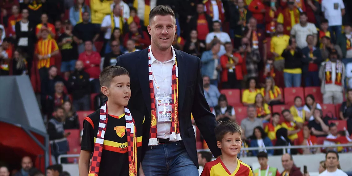 Göztepe'nin sportif direktörü ivan mance, "harika bir yolculuğumuz var. İki yıl boyunca taraftarlarımız, kulüp çalışanlarımız, i̇zmir medyası, yöneticilerimiz ve tüm destekçilerimizin katkılarıyla hep birlikte bir şeyler inşa etmeyi başardık ve ilk hedefimize ulaştık" dedi.