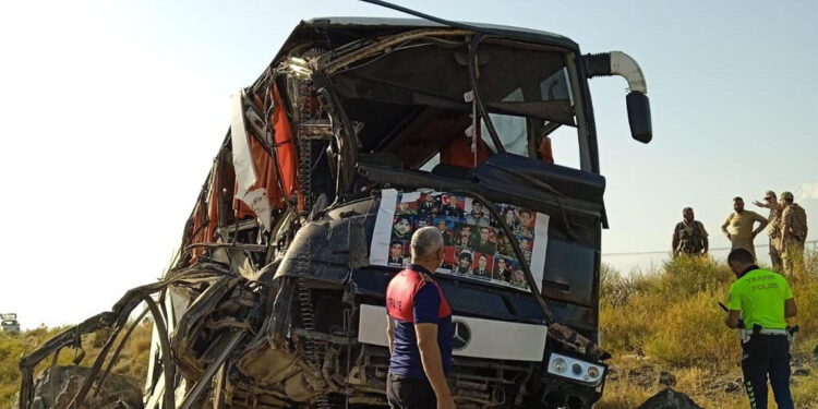 Gürcistan plakalı otobüs şarampole devrilip takla attı