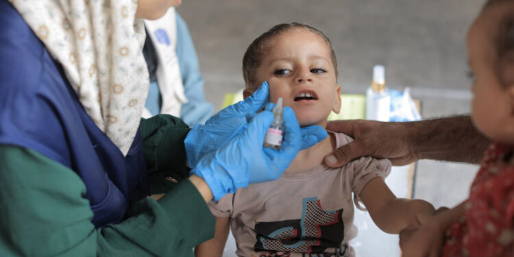 Gazze'de 530 bin çocuk aşı oldu