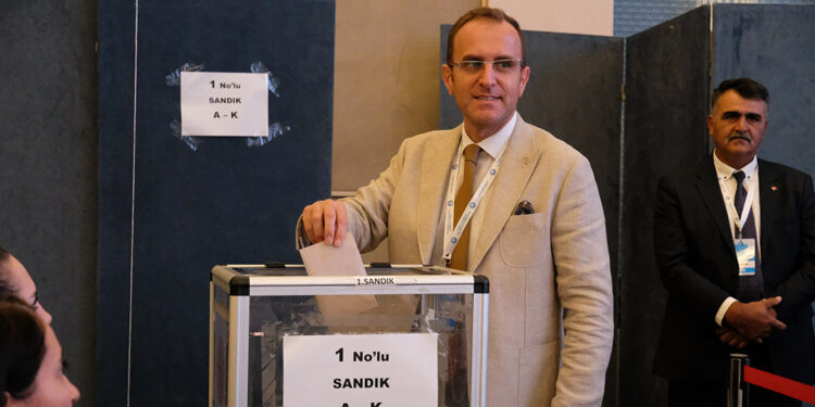 Geleneksel Türk Okçuluk Federasyonu'nda Cengiz Toksöz yeniden başkan seçildi