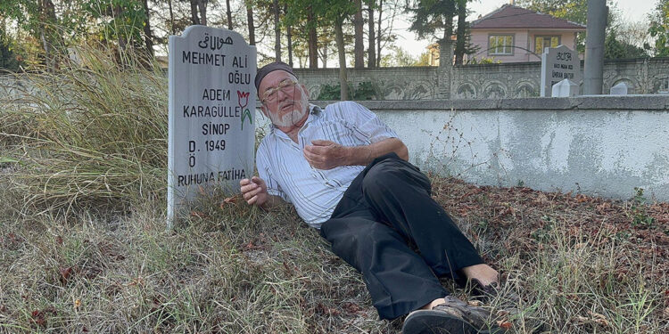 Gördüğü rüya sonrası kendi mezar taşını yaptırdı