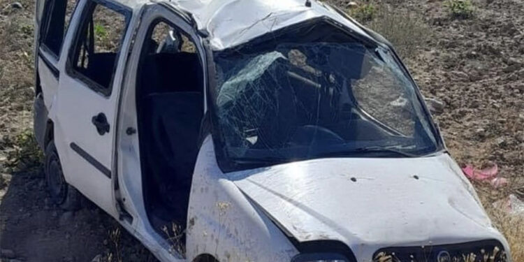 Kayseri'de hafif ticari araç şarampole devrildi; 1 ölü, 2 yaralı