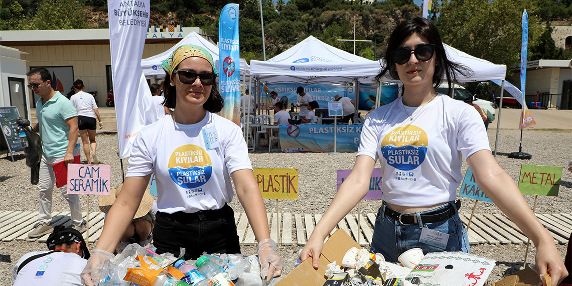Akdeniz sahillerinde 'Plastiksiz Kıyılar, Plastiksiz Sular' projesini yürüten Ekolojik Araştırmalar Derneği (EKAD) Başkanı Dr. Ali Fuat Canbolat, "Mikroplastikler, mesela bir annenin plasentası aracılığıyla bebeğe geçebiliyor. Bilimsel araştırmalara göre bir kişi, haftada 1 kredi kartı ağırlığında mikroplastik yiyor" dedi.
