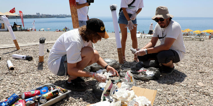 Haftada 1 kredi kartı ağırlığında mikroplastik yiyoruz