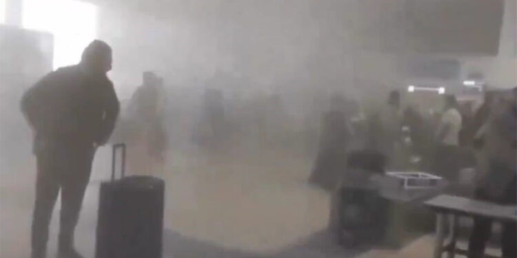 Ferit Melen Havalimanı'nın bekleme salonu dumanla kaplandı