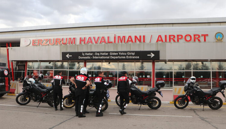 Hindistan uçağında bomba ihbarı