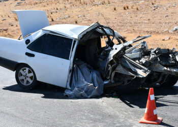Hatay'da beton mikseri otomobile çarpıp sürükledi: 2 ölü