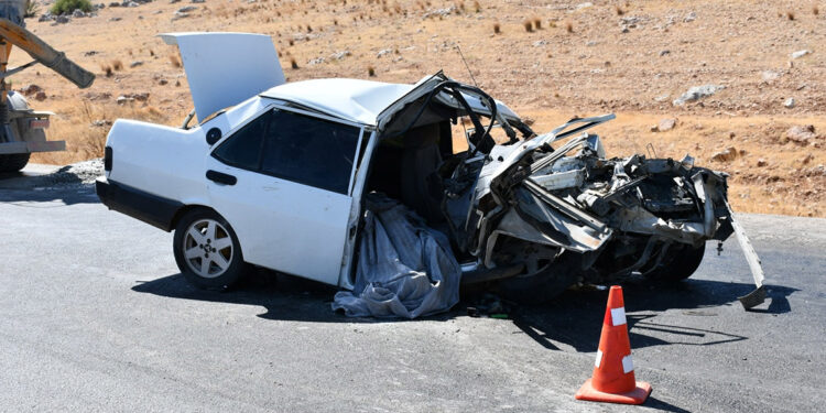 Hatay'da beton mikseri otomobile çarpıp sürükledi: 2 ölü