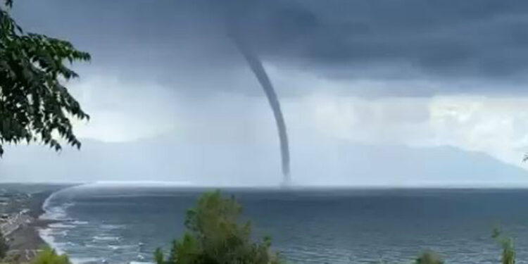 Hatay'da yağış sonrası hortum çıktı
