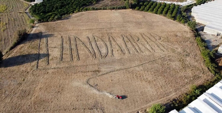 Hayranı olduğu Funda Arar'ın adını traktörle tarlasına yazdı