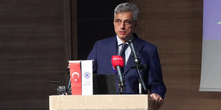 Hekimlerin yurtdışına gidişi spekülatif bir konu, abartılı bir sayı yok