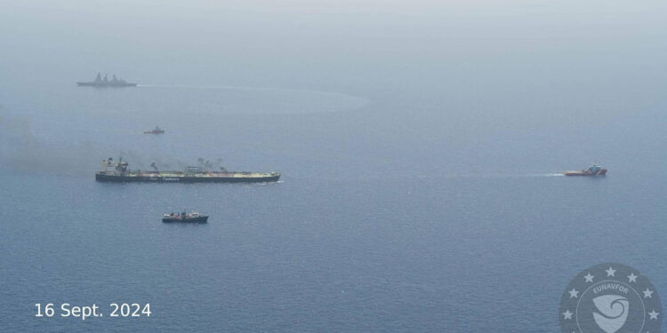 Husilerin vurduğu tanker, başarılı şekilde kurtarıldı