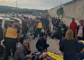 Aydınlatma direğine çarpan servis minibüsünde 13 kişi yaralandı