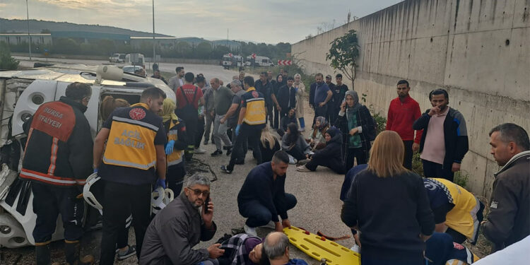 Aydınlatma direğine çarpan servis minibüsünde 13 kişi yaralandı