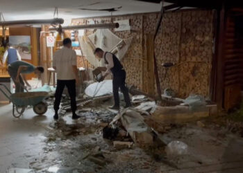 Arnavutköy'de yokuş aşağı ilerleyen otomobil restorana daldı